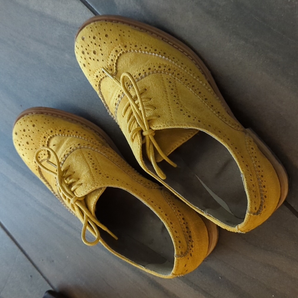 Wingtip brogues in Mustard